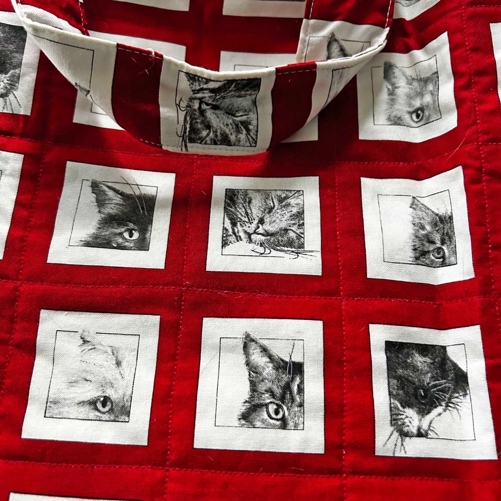 TOTE WITH DIFFERENT CAT FACES, RED WHITE & BLACK, TWO HANDLES, COMES WITH FABRIC - Picture 3 of 6